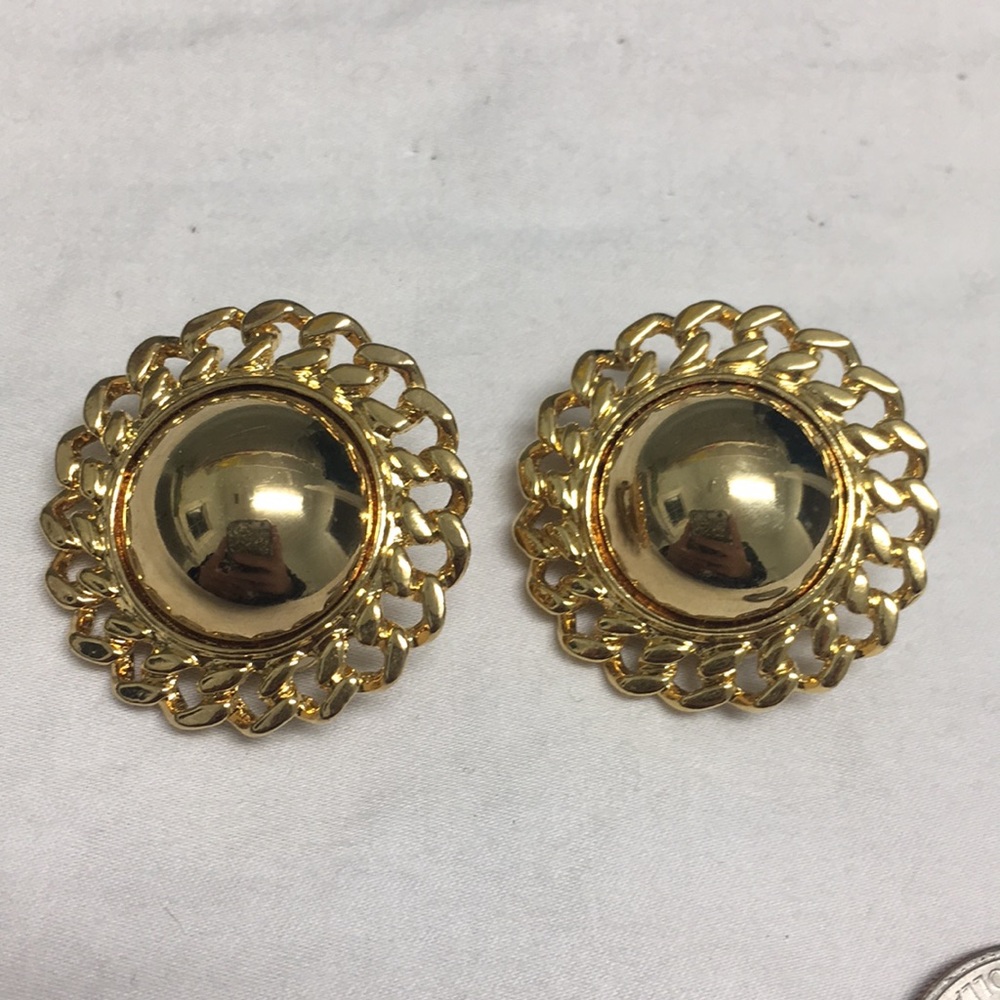 Vintage Avon gold clip on earrings